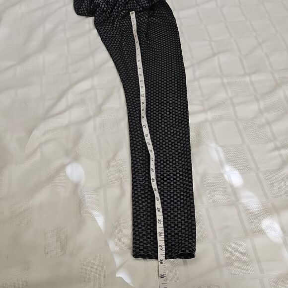 Black and Gray Leggings With Butt-Lift - Picture 9 of 16